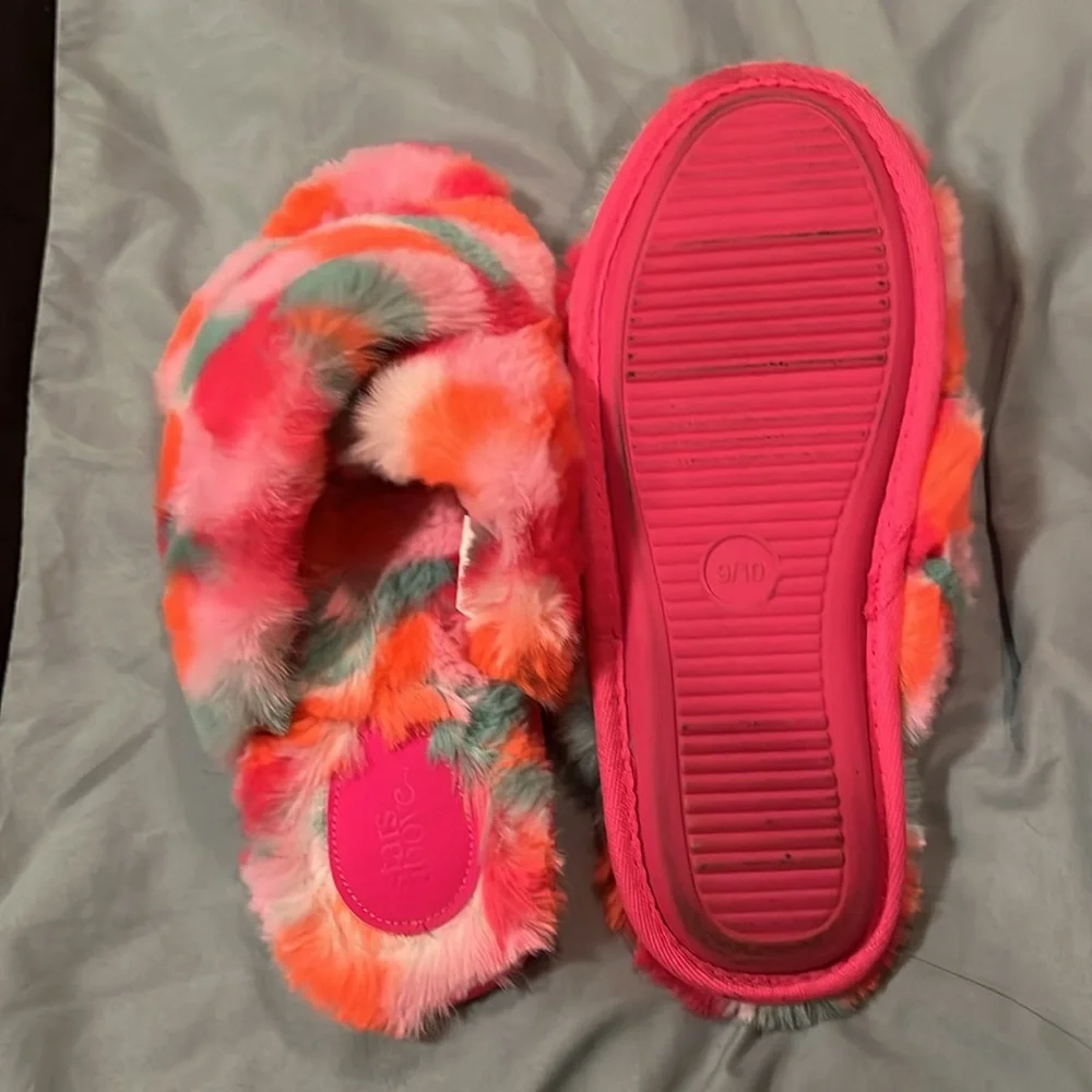 House slippers, like new. Size 9/10 - Picture 3 of 3